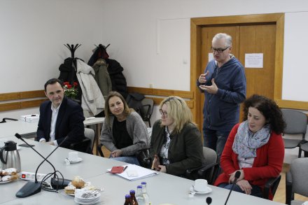 Dr. inż arch. Jerzy Wojewódka tłumaczy zebranym